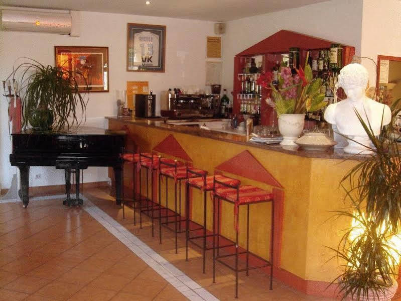Le Cesar Hotel Plan-de-Cuques Restaurant photo